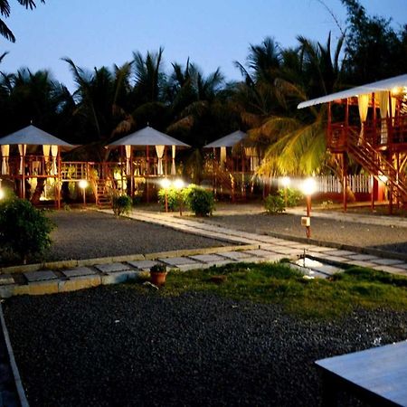Oyo 81018 Moonlight Farm Stays โซลาปูร์ ภายนอก รูปภาพ