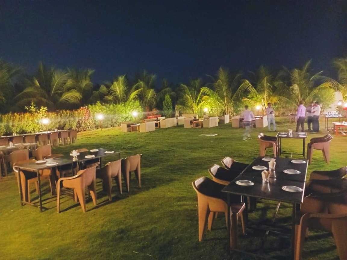 Oyo 81018 Moonlight Farm Stays โซลาปูร์ ภายนอก รูปภาพ