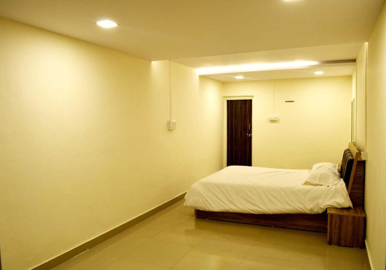 Oyo 81018 Moonlight Farm Stays โซลาปูร์ ภายนอก รูปภาพ