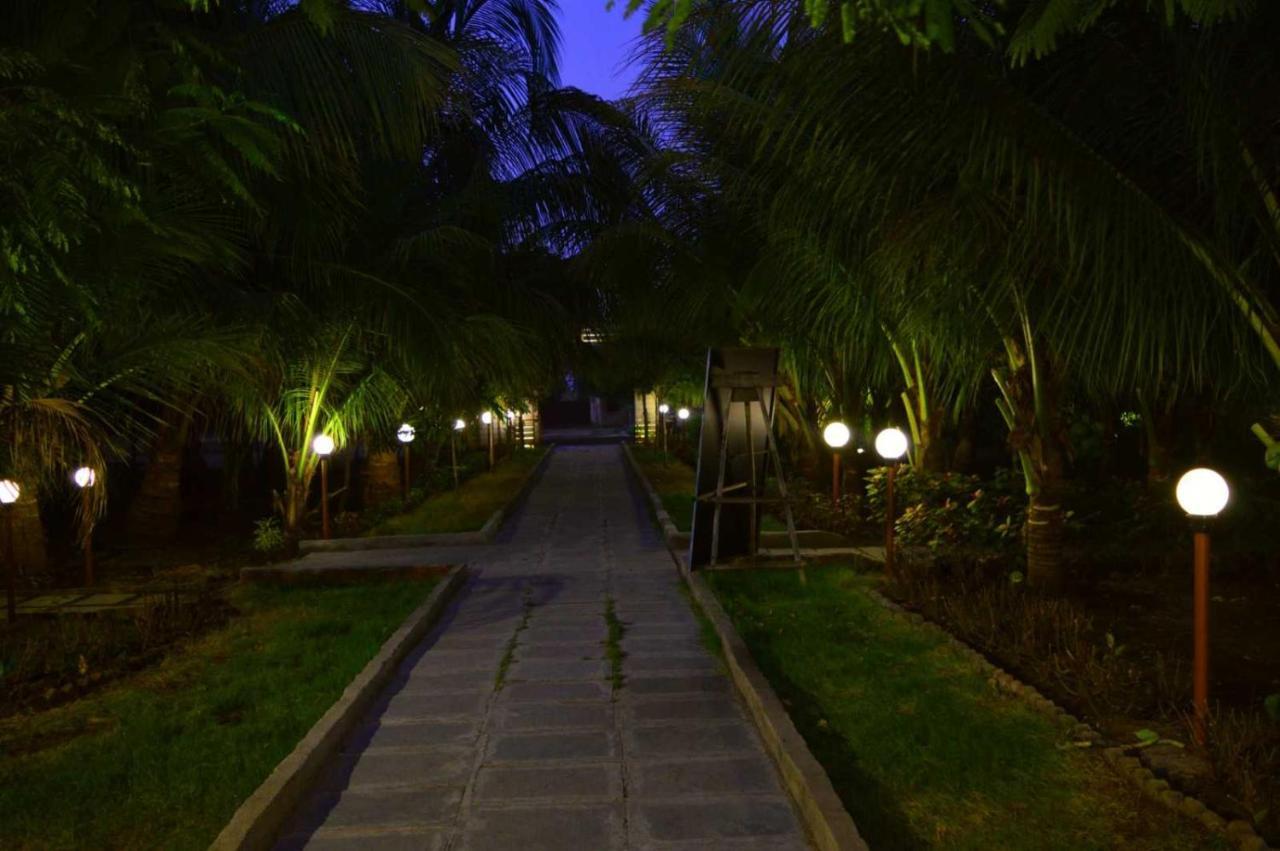 Oyo 81018 Moonlight Farm Stays โซลาปูร์ ภายนอก รูปภาพ
